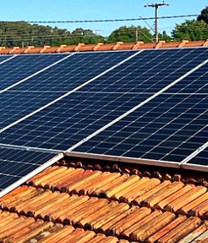 Painéis solares em telhado de telha cerâmica, Mercedes e região
