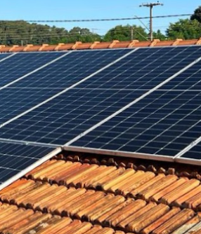 Painéis solares em telhado de telha cerâmica, Mercedes e região