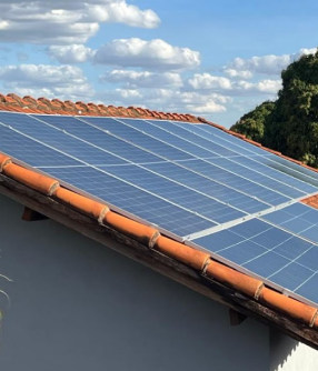 Sistema fotovoltaico completo instalado em telhado