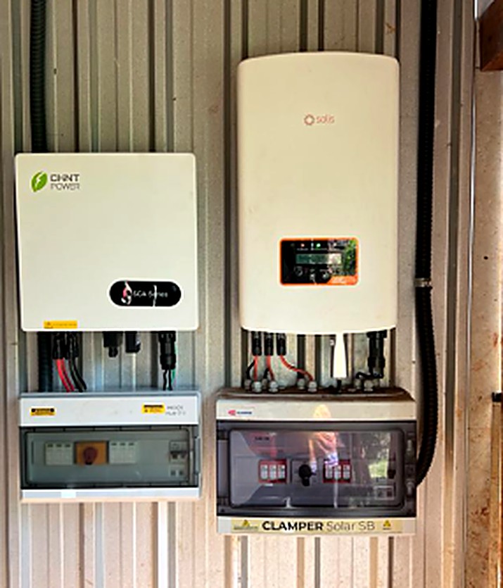 Inversor solar instalado com proteções elétricas na parede