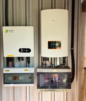 Inversor solar instalado com proteções elétricas na parede