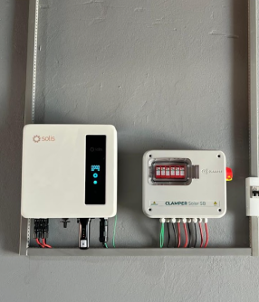 Inversor solar e dispositivo de proteção contra surtos instalados