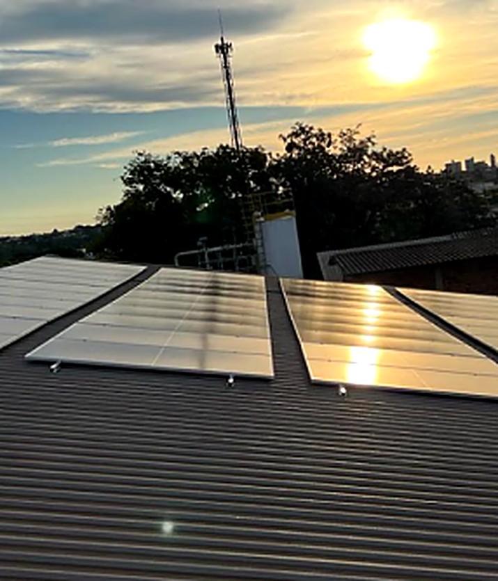 Instalação de painéis solares em telhado, luz do fim de tarde, realizada pela Solares Premium