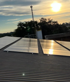Instalação de painéis solares em telhado, luz do fim de tarde, realizada pela Solares Premium