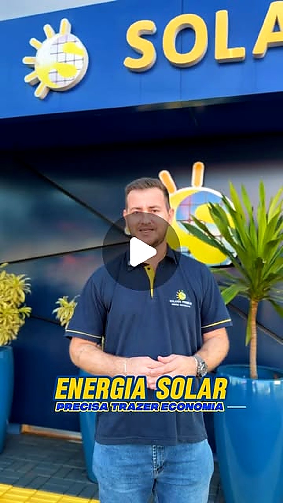 Equipe da Solares Premium em frente à loja em Mercedes, falando sobre energia solar