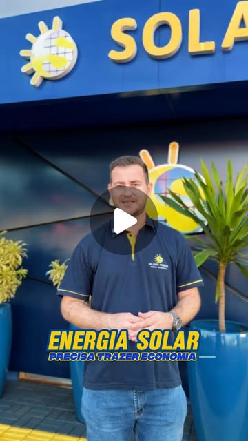 Equipe da Solares Premium em frente à loja em Mercedes, falando sobre energia solar