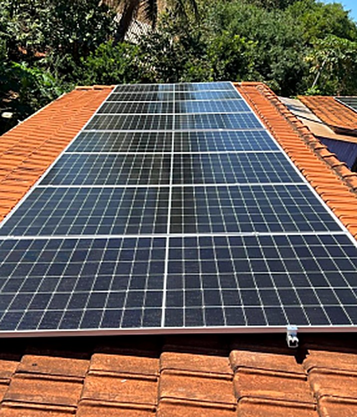 Painéis solares instalados em telhado de imóvel comercial