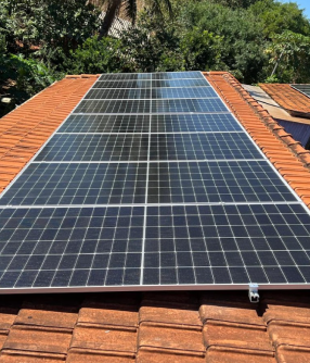 Painéis solares instalados em telhado de imóvel comercial
