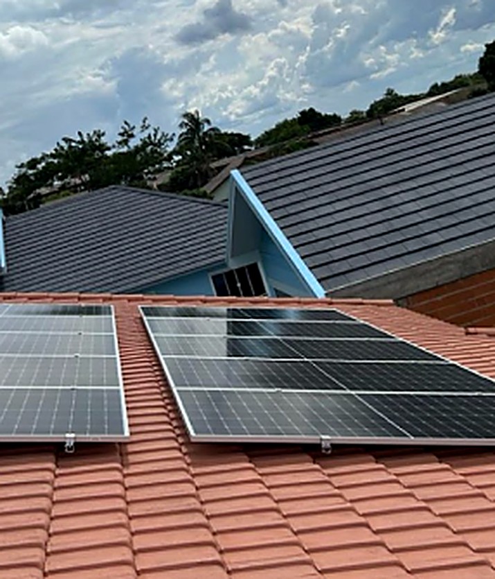 Painéis solares instalados em telhado residencial num bairro de Mercedes