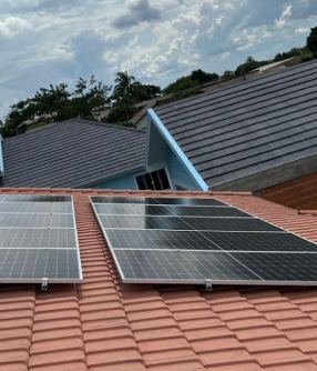Painéis solares instalados em telhado residencial num bairro de Mercedes
